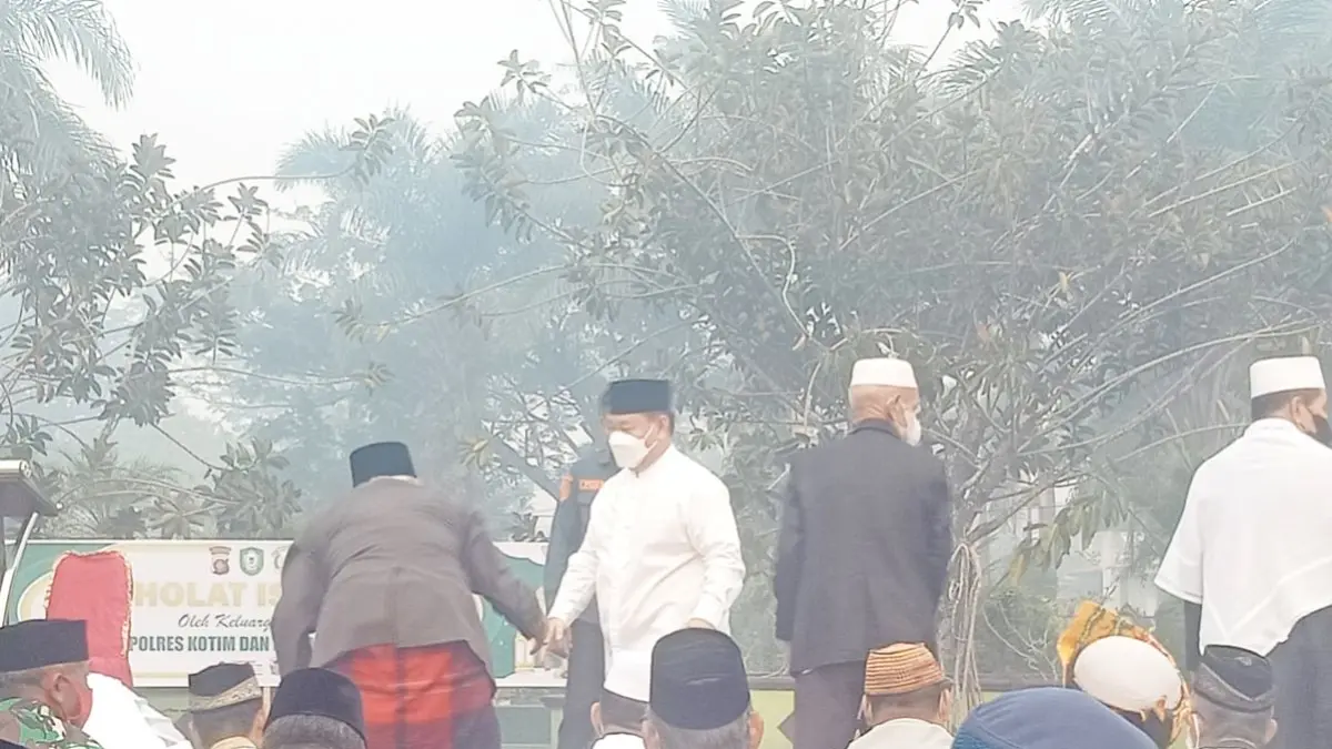 ILUSTRASI: Bupati Kotim Halikinnor saat akan mengikuti Salat Istisqa di halaman Kantor Pemkab Kotim pada tahun 2023 lalu. FOTO: DOK. YUNI/RADAR SAMPIT 