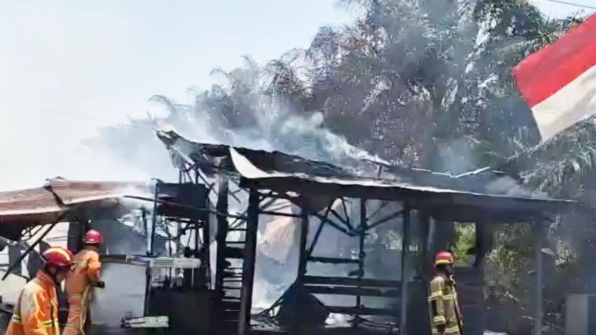 ILUSTRASI: Petugas melakukan pemadaman terhadap bangunan yang terbakar di kawasan perumahan Sinar Fajar, Sampit, Rabu (26/8/2026) pagi. FOTO: YUNI/RADAR SAMPIT 