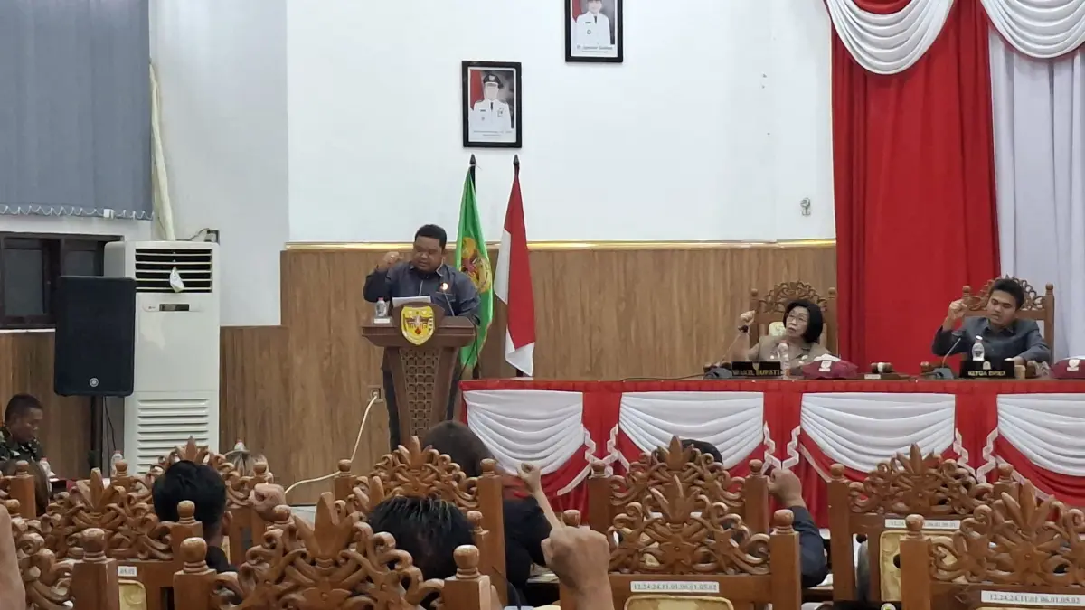 Juru Bicara Fraksi Partai Golkar DPRD Gumas Tuah, menyampaikan jawaban atas nota keuangan tentang Rancangan Perubahan APBD 2026, Rabu (26/8).(istimewa/DPRD Gumas)
