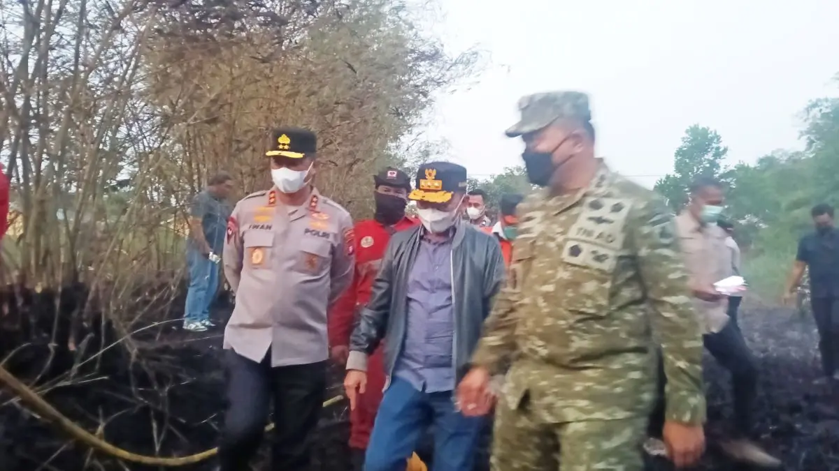 
KARHUTLA: Gubernur Kalteng Agustiar Sabran, Kapolda Kalteng Irjen pol Iwan Kurniawan dan Pangdam XXII Tambun Bungai Mayjen TNI Zainal Arifin meninjau Karhutla di Atas, Kelurahan Baru, Rabu (26/8/2026). FOTO: TYO/RADAR SAMPIT 
