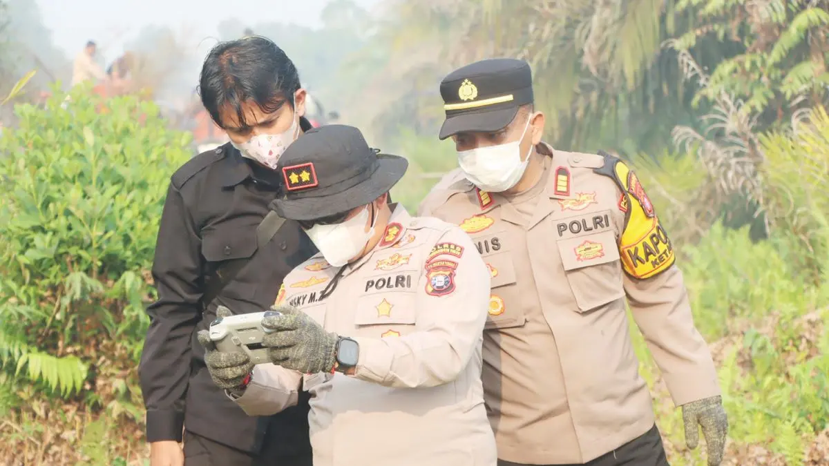 KARHUTLA: Kapolres Kotim AKBP Resky Maulana Zulkarnain bersama jajaran mendatangi lokasi Kahutla, baru-baru tadi. FOTO: IST/RADAR SAMPIT
