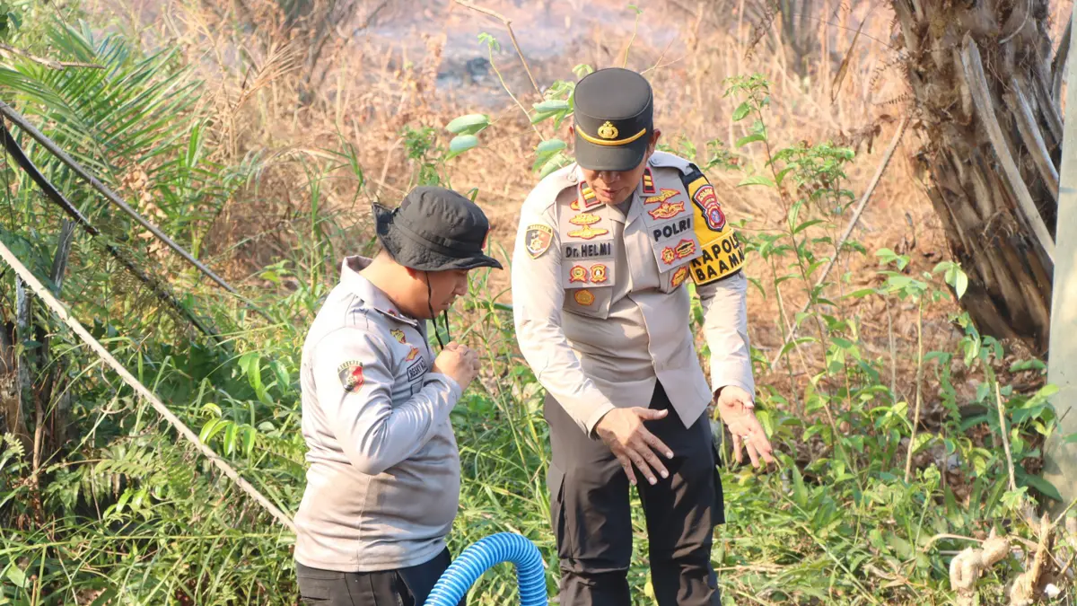 KARHUTLA : Kapolres Kotim AKBP Resky Maulana Zulkarnain saat mengecek sumur bor di wilayah Baamang, Sampit, Selasa (25/8/2026). FOTO: IST/RADAR SAMPIT