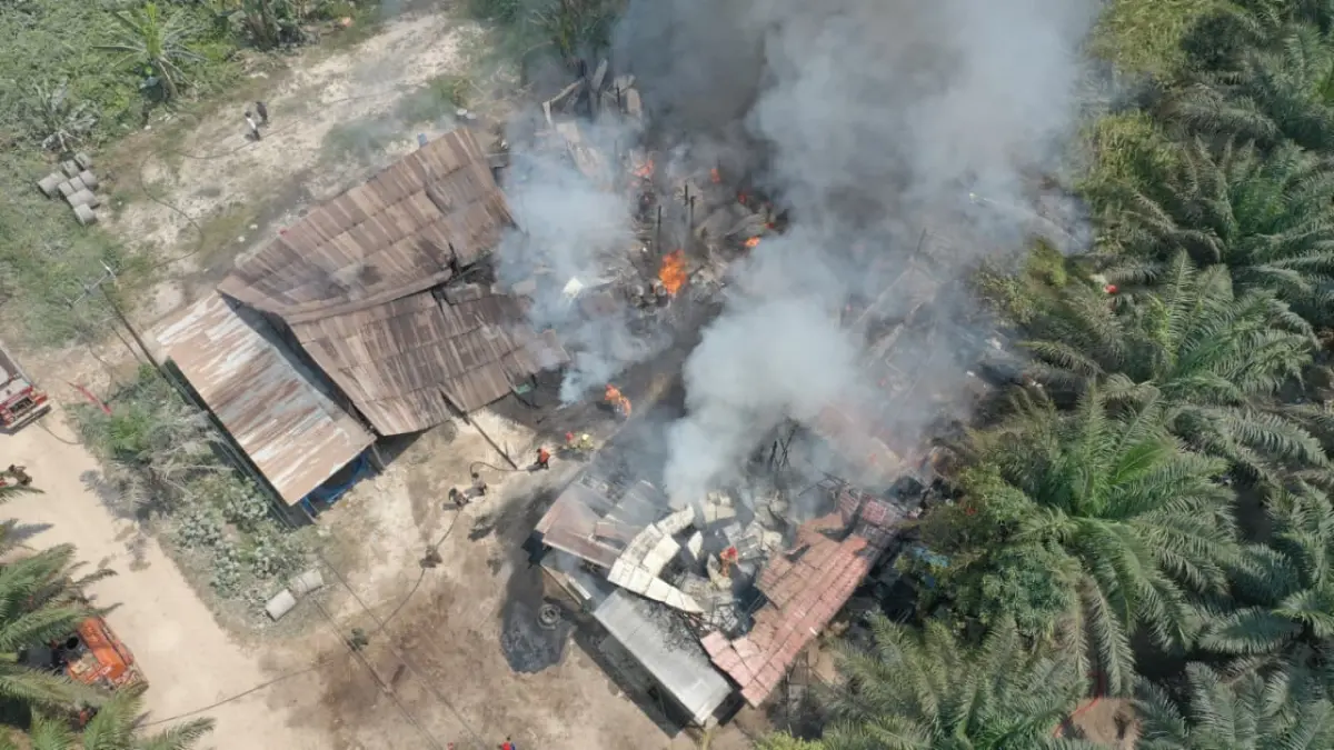 Kebakaran melanda bangunan milik warga yakni gudang pupuk dan pangkalan elpiji di Jalan Sinar Fajar, Kecamatan Baamang, Rabu (26/8/2026). (Disdamkarmat Kotim)