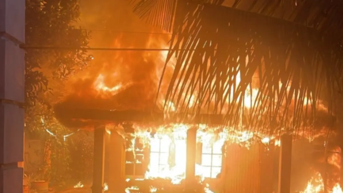 Kebakaran rumah warga di Jalan Batu Mutiara, Kecamatan Mentawa Baru Ketapang, Sampit, Selasa malam (25/8/2026). (Warga/Radar Sampit)