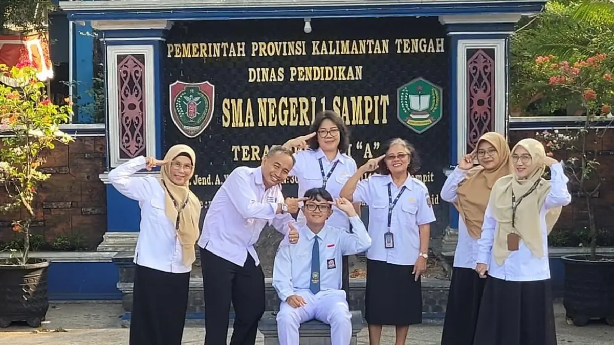 KEBANGGAAN SEKOLAH: Axel Giyofandhi bersama Kepala SMAN 1 Sampit M. Darma Setiawan dan guru pembimbing. (SMAN 1 Sampit)