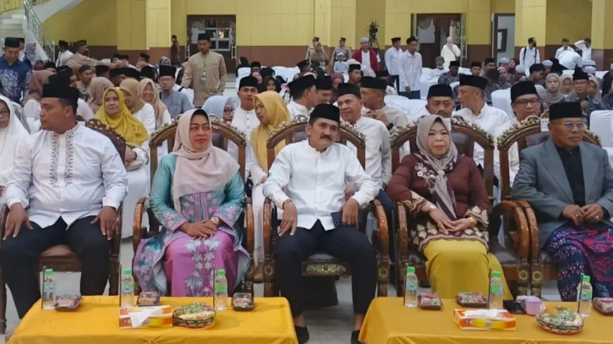 Ketua DPRD Kotawaringin Barat Mulyadin didampingi Wakil ketua II Sri Lestari bersama Bupati dan Wakil Bupati Kobar saat pembukaan MTQH ke 56. (Syamsudin/Radar Sampit)&nbsp;