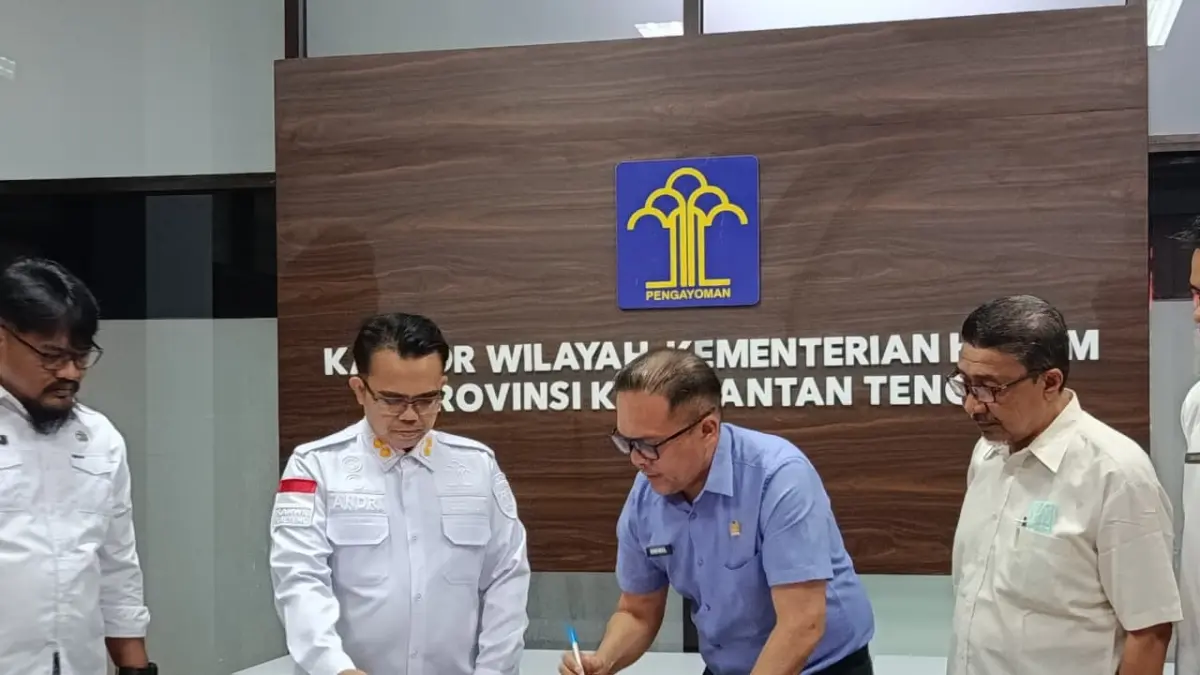 Khemal Nasery (tiga dari kiri) bersama jajaran pimpinan Kanwil Kementerian Hukum mendatangani hasil harmonisasi raperda.(istimewa)