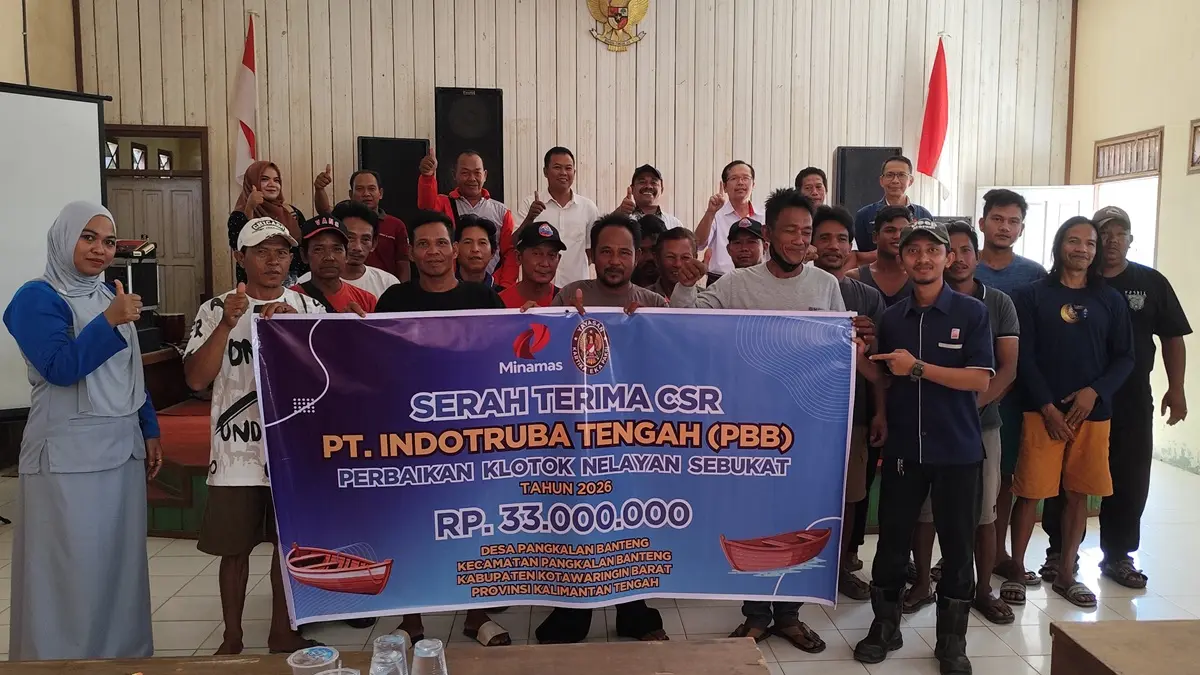 Minamas Plantation melalui anak usahanya, PT Indotruba Tengah menyerahkan bantuan CSR untuk perbaikan perahu nelayan di Desa Pangkalan Banteng, Kabupaten Kotawaringin Barat, Kalimantan Tengah, Rabu (26/8/2026) 