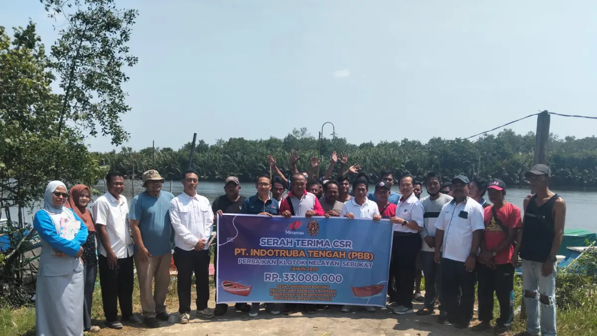 Minamas Plantation melalui anak usahanya, PT Indotruba Tengah menyerahkan bantuan CSR untuk perbaikan perahu nelayan di Desa Pangkalan Banteng, Kabupaten Kotawaringin Barat, Kalimantan Tengah, Rabu (26/8/2026) (dok.PT Indotruba Tengah)