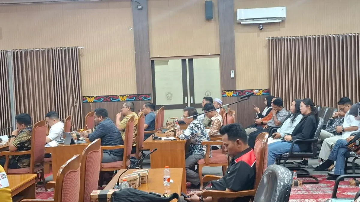 Para pengelola SPBU menghadiri rapat kerja Komisi II DPRD Kotim membahas persoalan ketersediaan, distribusi dan penyaluran BBM serta antrean panjang di sejumlah SPBU, Rabu (26/8).