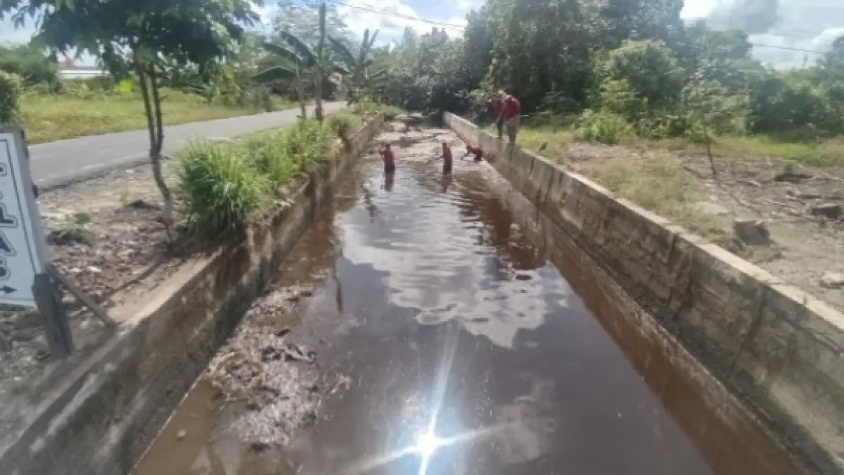 Pemeliharaan saluran induk pengendali banjir di Jalan Rambutan, Kecamatan Arut Selatan, Kabupaten Kotawaringin Barat, Rabu 26 Agustus 2026. (ist) 