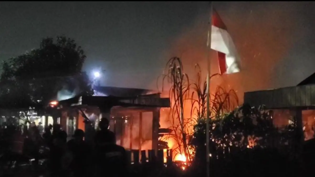 Penanganan kebakaran bangunan rumah warga di Jalan Batu Mutiara, Kelurahan Mentawa Baru Hilir, Kecamatan Mentawa Baru Ketapang, Selasa malam (25/8/2026). (Istimewa) 