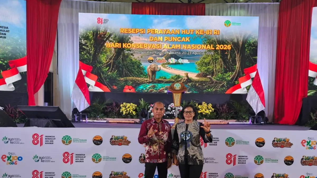 Plt Kepala Dinas Lingkungan Hidup dan Kehutanan Kabupaten Lamandau Dr Ostra saat menerima penghargaan. (Ria/Radar Sampit)&nbsp;