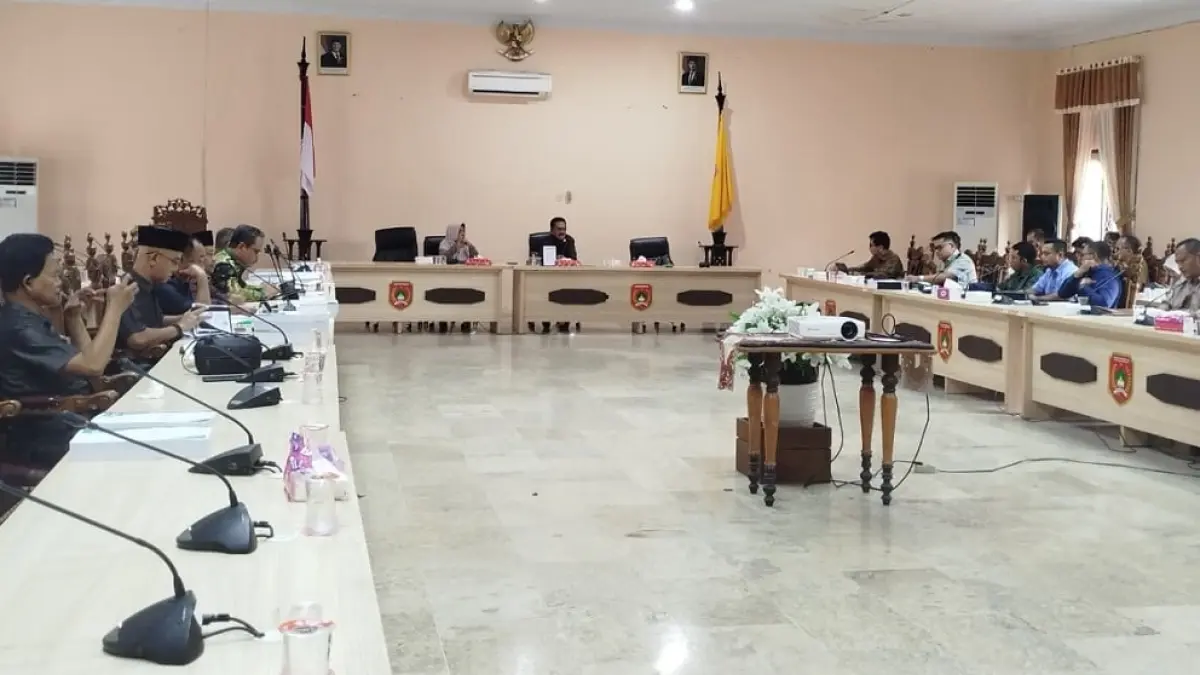 Rapat dengar pendapat yang digelar DPRD Kotawaringin Barat terkait sengketa lahan antara Juriat Ira Bhakti dan perusahaan perkebunan kelapa sawit. (Syamsudin/Radar Sampit) 