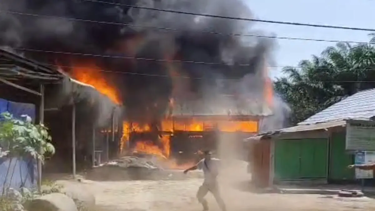Setelah rumah warga di Jalan Batu Mutiara terbakar pada Selasa (25/8/2026) malam, kali ini api melanda bangunan usaha penjualan batako dan bata di kawasan Sinar Fajar, Jalan Ir Soekarno, Lingkar Utara Sampit, Rabu pagi (26/8/2026).&nbsp;