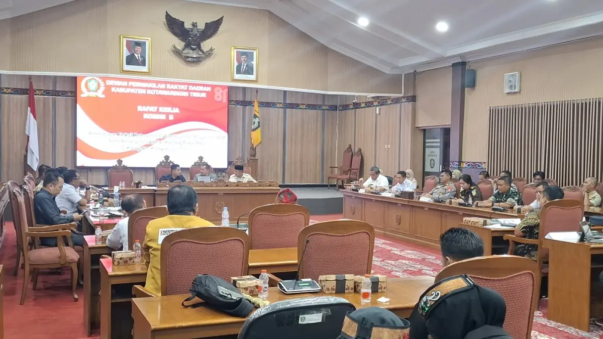 Suasana rapat dengar pendapat di DPRD Kotim, membahas solusi antrean panjang pengisian BBM di SPBU, Rabu (26/8). (rado/radarsampit)