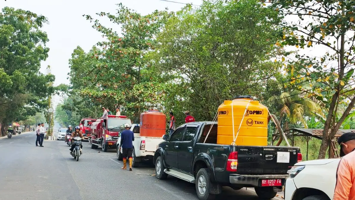 
SUPLAI AIR: OPD Kotim bekerja sama menyuplai air untuk penanganan Karhutla di wilayah Kotim. FOTO: IST/RADAR SAMPIT 
