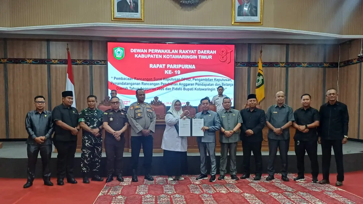 Wakil Bupati Kotim Irawati bersama Ketua DPRD Kotim Rimbun saat penandatanganan persetujuan bersama APBD Perubahan 2026 di DPRD Kotim, Rabu (26/8), disaksikan unsur FKPD dan para ketua fraksi DPRD Kotim.