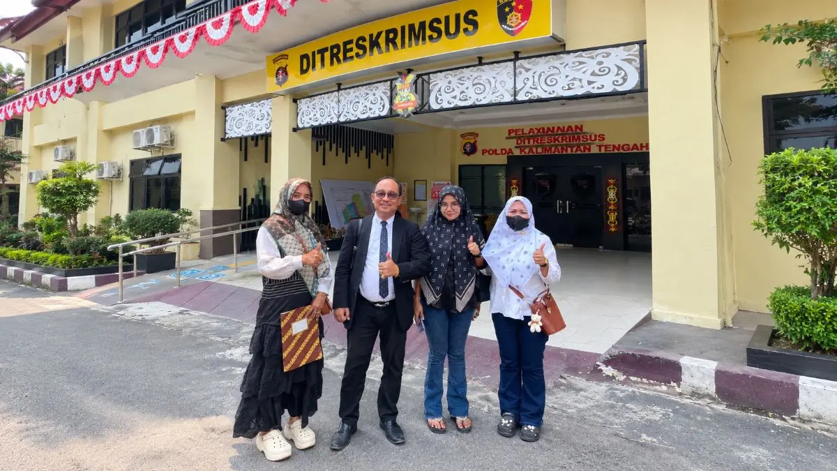 SELESAI BERI KETERANGAN: Pengacara tersohor Dr. Mahdianur, S.H., M.H., CIL., CLA., CPL., ACIArb., CPM., CMC., CPCLE., CPA., CICL., yang juga dikenal sebagai Presiden Perkumpulan Pengacara Muda Indinesia (PERMADIN) saat mendampingi seusai Saksi Pelapor memberikan keterangan di depan penyidik Ciber Crime Polda Kalteng, Rabu (26/8/2026). FOTO: IST/RADAR  SAMPIT