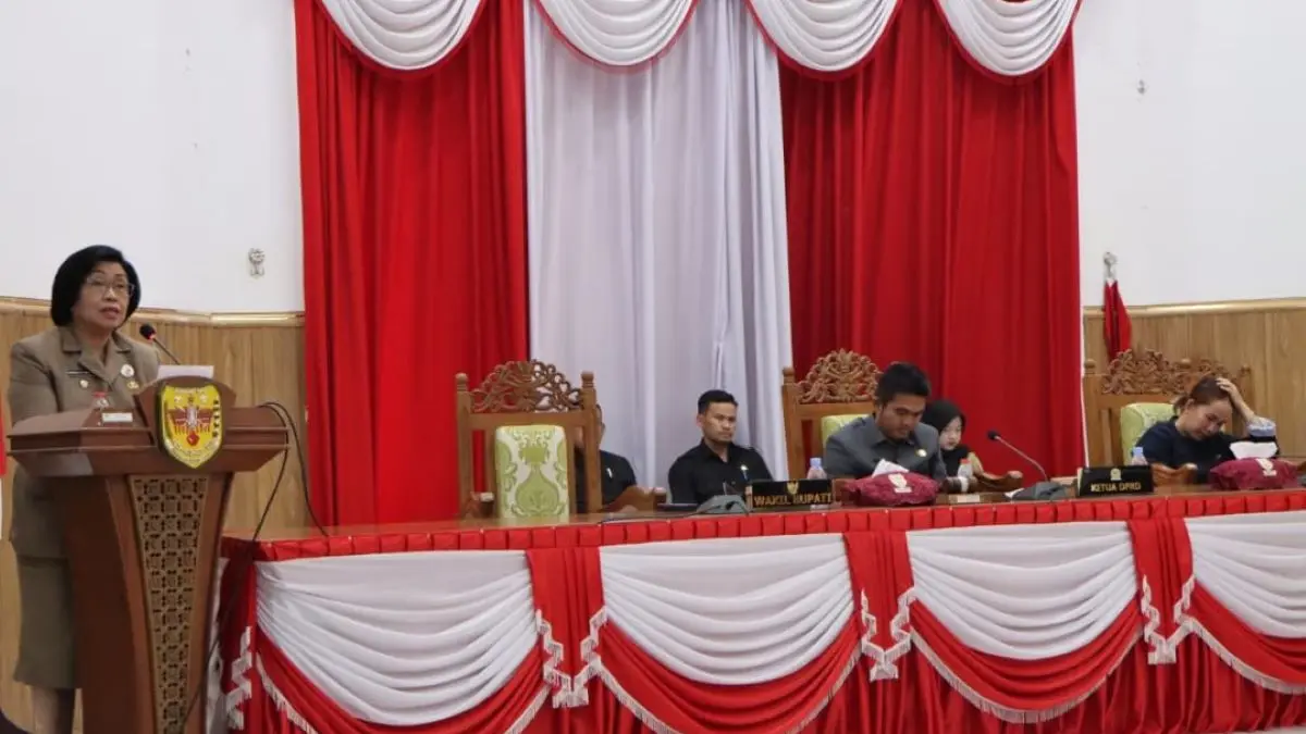 PARIPURNA : Wakil Bupati Gumas Efrensia LP Umbing ketika menyampaikan jawaban pemerintah atas pandangan umum fraksi pendukung DPRD terhadap rancangan perubahan APBD tahun 2026, pada rapat paripurna ke-3 masa persidangan I tahun sidang 2026, Rabu (26/8/2026) sore. FOTO : DISKOMINFO SANTIK FOR RADAR SAMPIT
