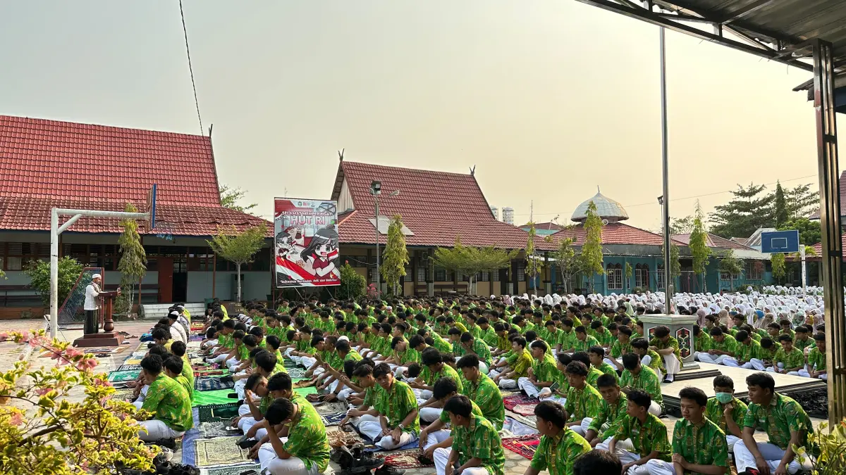 BERMUNAJAT: Kepala sekolah bersama guru dan siswa melaksanakan salat Istisqa di halaman SMAN 1 Sampit, Kamis pagi (27/8/2026). (SMAN 1 Sampit)