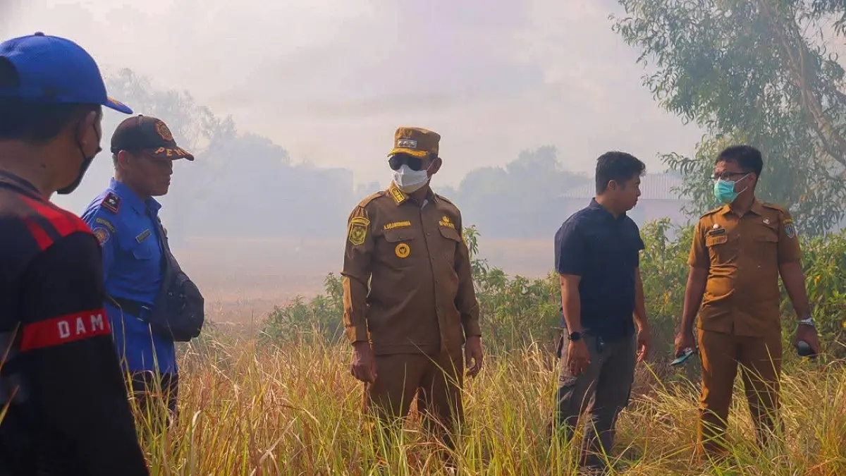  Bupati Seruyan Ahmad Selanorwanda meninjau langsung lokasi kebakaran lahan belukar di kawasan Kota Kuala Pembuang, Rabu (26/8). (Rifani/Radar Sampit)
