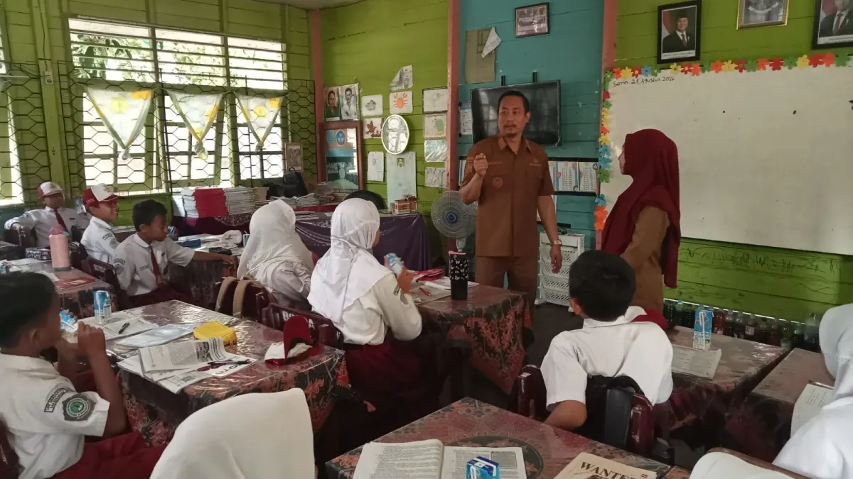 Bupati Sukamara Masduki saat mengunjungi sekolah dan meminta agar aktivitas luar ruangan dikurangi.&nbsp; (Fauziannur/Radar Sampit) 