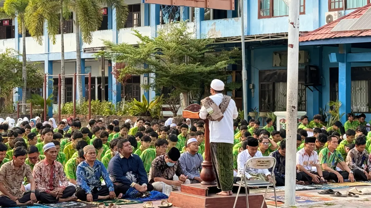 Dalam khutbahnya, Ustaz Ahmad Rifqiyan menyampaikan bahwa pelaksanaan sholat Istisqa dilakukan dengan harapan Allah SWT menurunkan hujan rahmat-Nya bagi negeri tercinta.