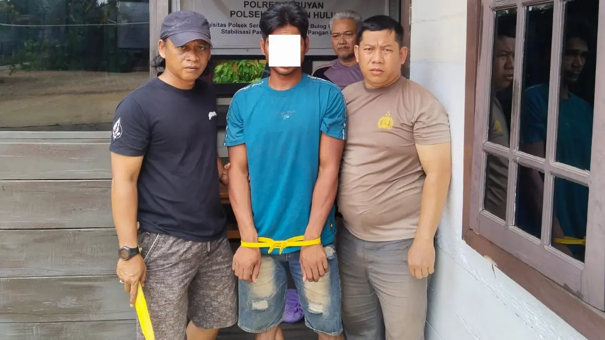 DITANGKAP: Tersangka kasus pembacokan saat diamankan jajaran kepolisian untuk menjalani proses hukum lebih lanjut. Kamis (27/8). (RESKRIM POLRES SERUYAN/RADAR SAMPIT)