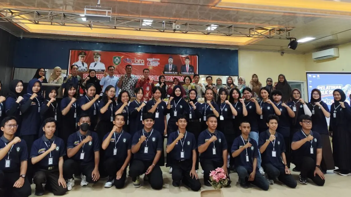FOTO BERSAMA: Pelatihan Public Speaking untuk pelajar digelar Dispora Kotim, Kamis (27/8/2026). FOTO: YUNI/RADAR SAMPIT 