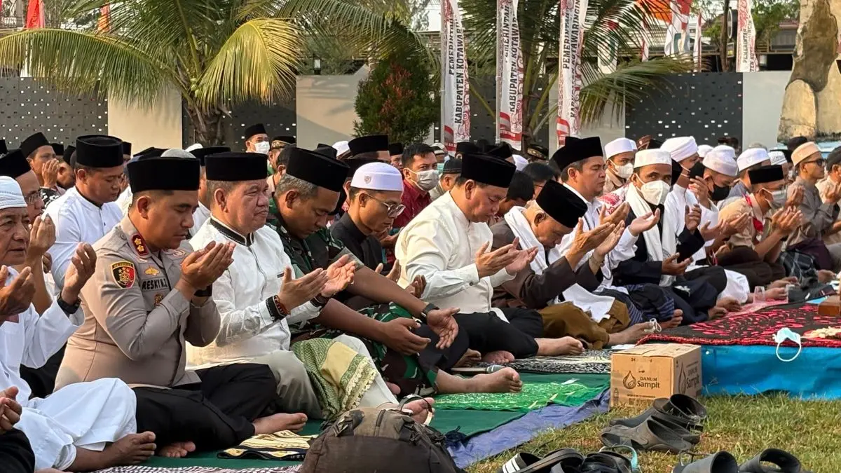 IKHTIAR: Bupati Kotim Halikinnor mengikuti Salat Istisqa di halaman Kantor Pemkab Kotim, Kamis (27/8/2026). FOTO: YUNI/RADAR SAMPIT 