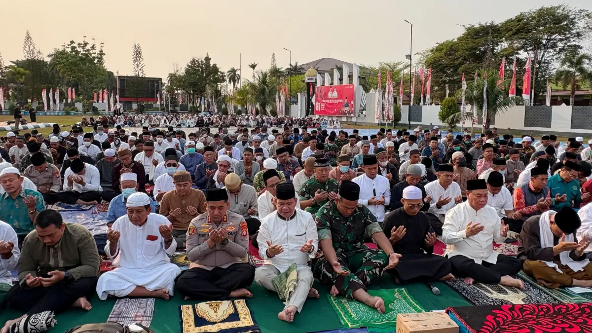 Jemaah Salat Istisqa di halaman kantor Bupati Kotim saat berdoa meminta turunnya hujan, Kamis (27/8) pagi.(yuni/radarsampit)