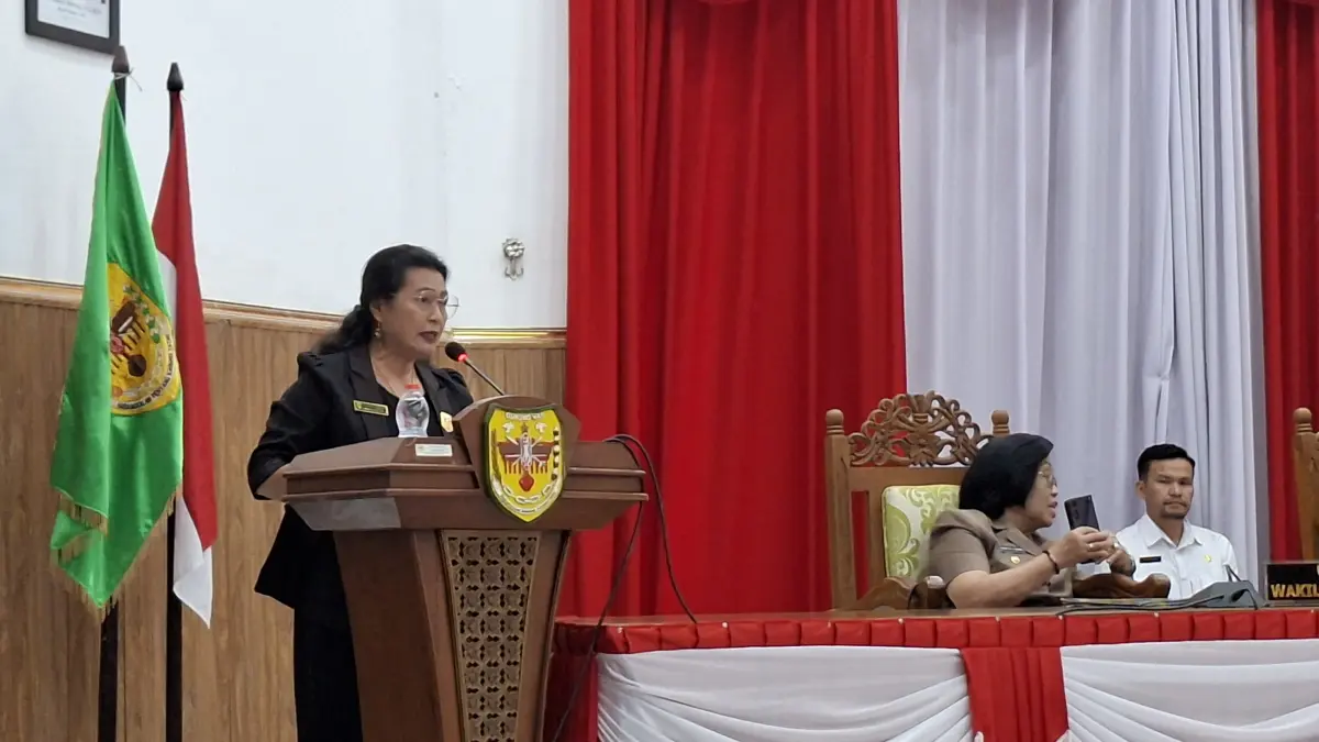 Juru Bicara Fraksi Gerakan Nasional DPRD Gumas Rayaniatie Djangkan menyampaikan jawaban atas nota keuangan terkait Rancangan Perubahan APBD 2026,Rabu (26/8).(istimewa)