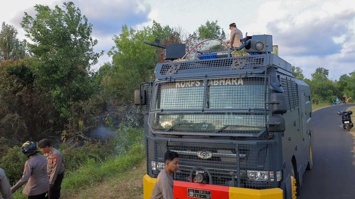 Kapolres Seruyan AKBP Beddy Suwendi turun langsung mengoperasikan water cannon untuk melakukan penyiraman dan pendinginan di lokasi kebakaran Jalan Ki Hajar Dewantara, Rabu (26/8). (Rifani/Radar Sampit)&nbsp;