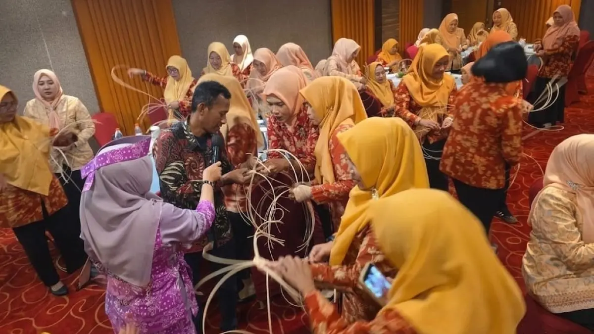 KERAJINAN: Anggota DWP Kotim antusias mengikuti pelatihan membuat kerajinan dari rotan, dengan bimbingan dari narasumber (batik hitam), Kamis (27/8/2026). FOTO: YUNI PRATIWI/RADAR SAMPIT