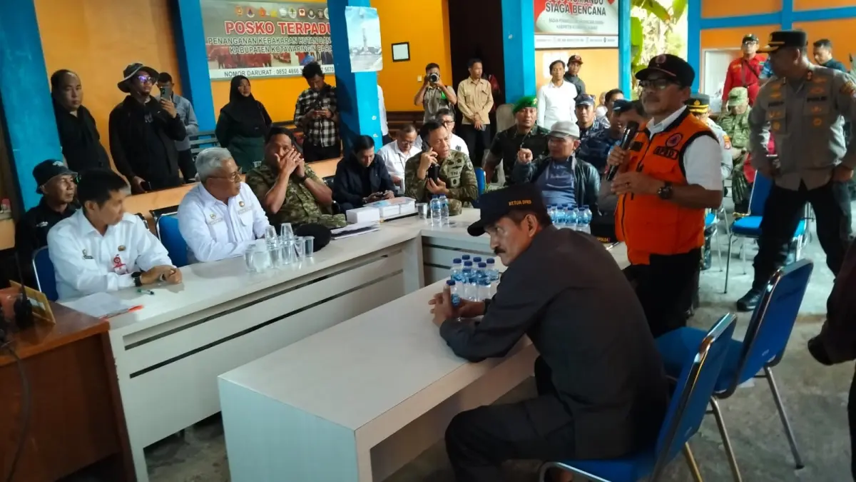 Ketua DPRD Kotawaringin Barat Mulyadin mendampingi kunjungan Gubernur Kalteng di Posko Utama Karhutla di kantor BPBD Kobar. (Syamsudin/Radar Sampit)&nbsp;