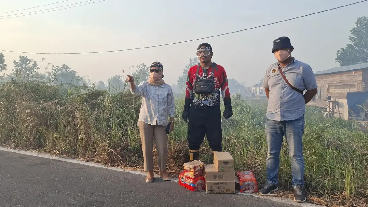 Ketua PWI Kotim Siti Fauziah dan Bendahara PWI Kotim Tono Triyanto bersama perwakilan salah satu kelompok relawan penanganan Karhutla, saat menyalurkan bantuan suplemen, Kamis (27/8).(RADO/RADARSAMPIT)