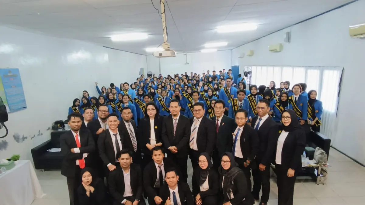 Ketua STIE Sampit Seanewati Oetama, jajaran dosen, staf, berfoto bersama dengan seluruh peserta yusium tahun akademik2025/2026, Kamia (26/8/2026). (Usay Nor Rahmad/Radar Sampit) 