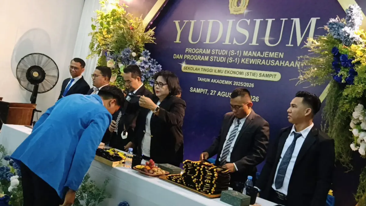 Ketua STIE Sampit Seanewati Oetama mengalungkan atribut kepada salah satu peserta yudisium tahun akademik 2025 /2026, Kamis (27/8 /2026). (Usay Nor Rahmad/Radar Sampit)&nbsp;
