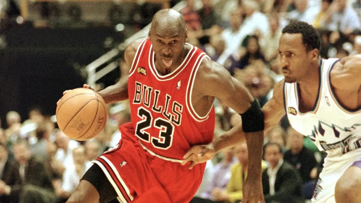 LEGENDA: Salah satu aksi Michael Jordan saat berlaga di NBA. (net)