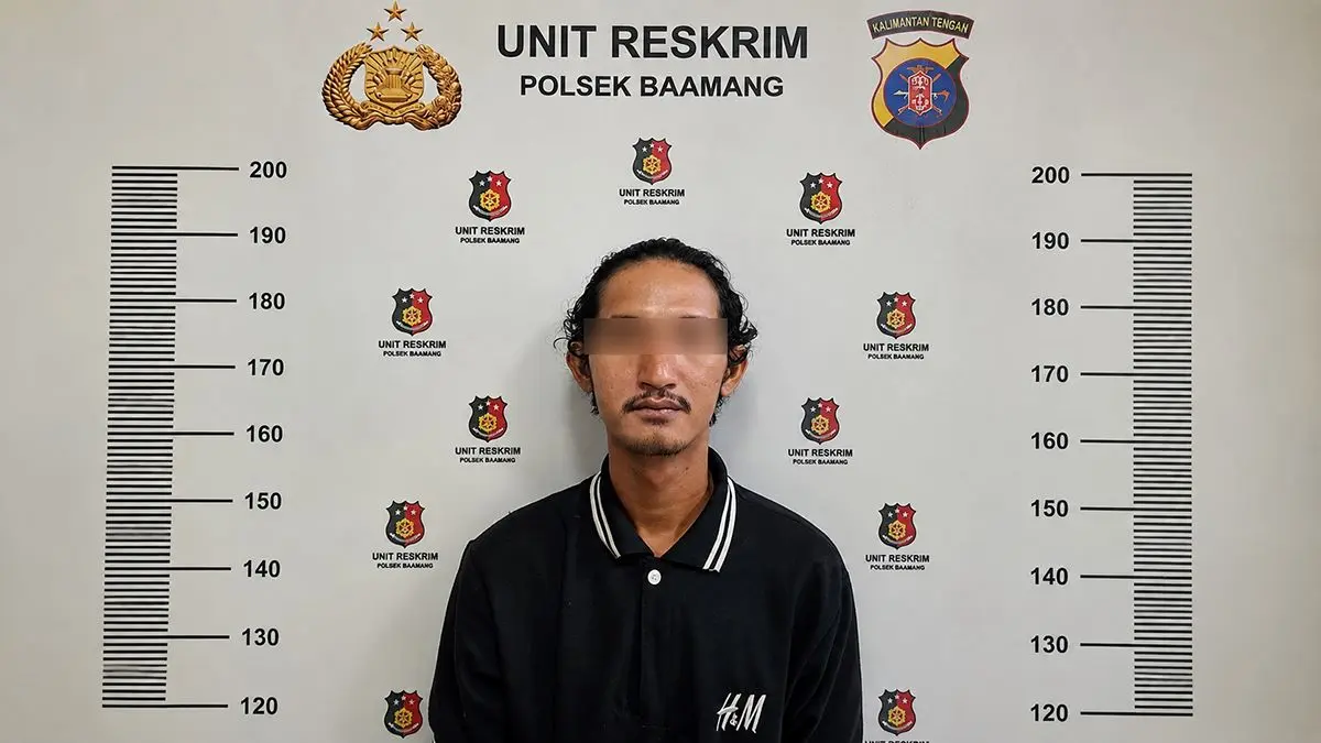 MALING : HG, pencuri pelek dan ban mobil diamankan di kantor polisi.
IST/RADAR SAMPIT
