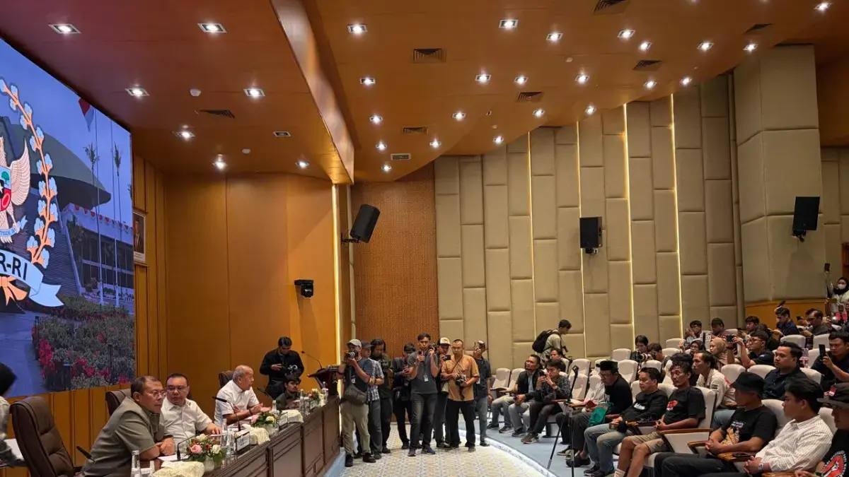 Massa Aliansi Masyarakat Pati Bersatu (AMPB) mendapat kesempatan menyampaikan aspirasi secara langsung kepada pimpinan DPR RI di tengah aksi demonstrasi yang berlangsung di kawasan Gedung DPR, Jakarta, Kamis (27/8). (Muhamad Ridwan/JawaPos.com)