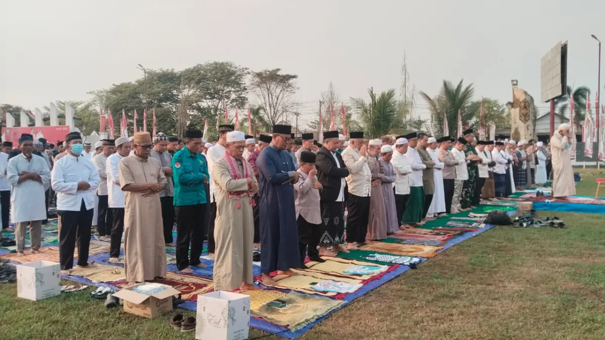 Pelaksanaan Salat Istisqa di lingkungan Pemkab Kotim, Kamis (27/8).  (Akbar/Radar Sampit)
