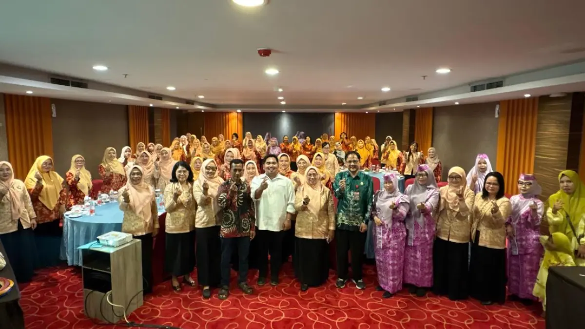 Peserta dan narasumber pelatihan berfoto bersama