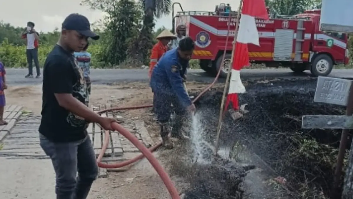 Petugas Pemadam Kebakaran Sektor Kota Besi memadamkan api yang membakar jembatan di Jalan Karya Bersama, Kelurahan Baamang Hulu, Kecamatan Baamang, Rabu (26/8/2026). (Damkar Sektor Kota Besi)&nbsp;