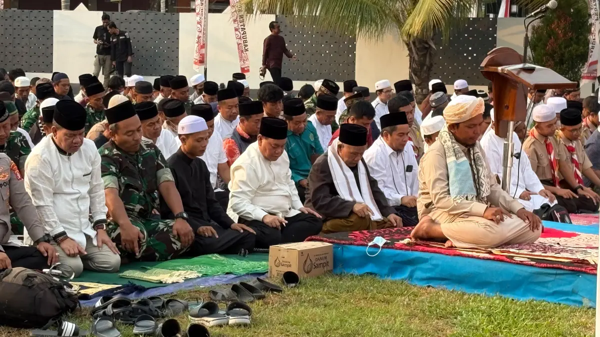 SALAT ISTISQA: Pelaksanaan Salat Istisqa di halaman Kantor Bupati Kotim, Kamis (27/8). (YUNI/RADAR SAMPIT)