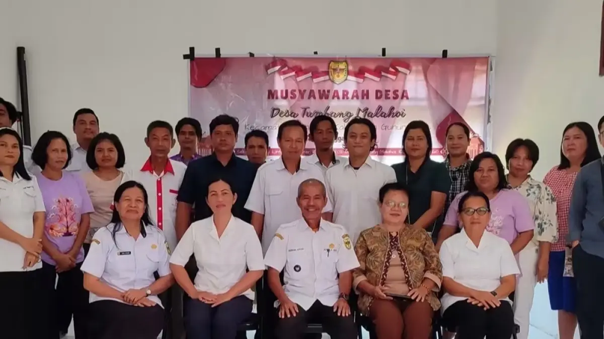 Sejumlah aparatur Pemerintah Desa Tumbang Malahoi, Kecamatan Rungan, berfoto bersama seusai pelaksanaan musyawarah desa, belum lama ini. (Pemdes Tumbang Maloi)&nbsp;