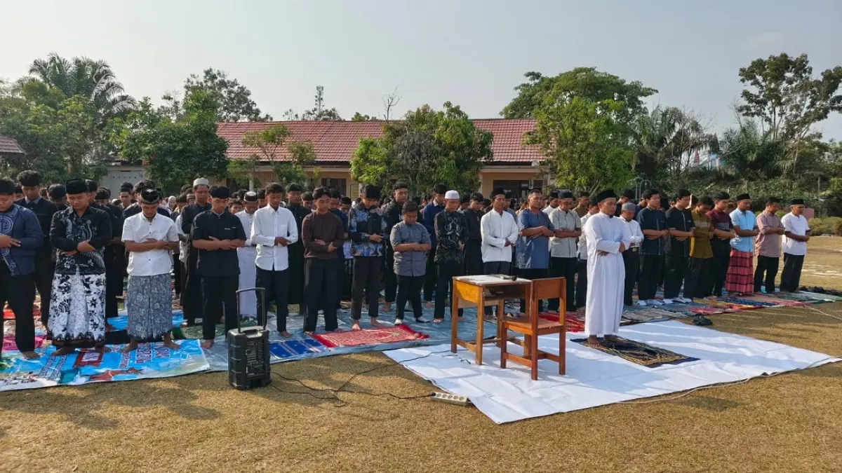SMKN 2 Nanga Bulik menggelar salat Istisqa di halaman sekolah, Rabu (26/8). (Ria/Radar Sampit)