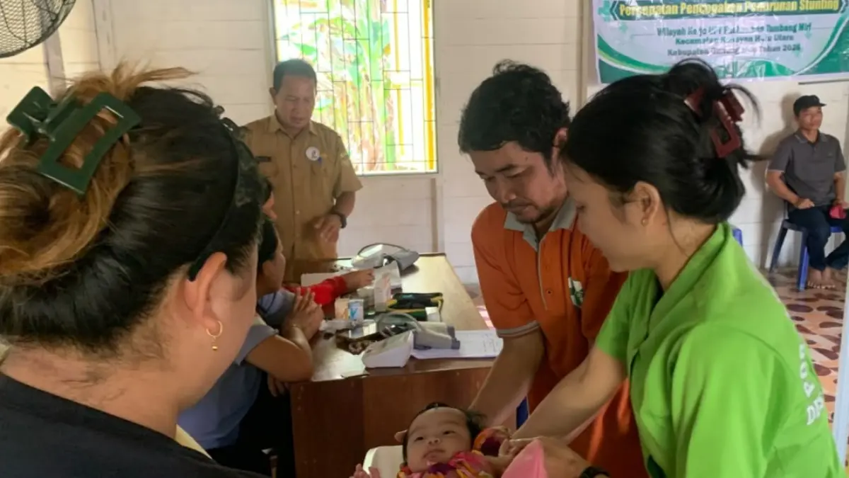 Suasana pelaksanaan intervensi stunting dengan penimbangan balita di Posyandu Desa Penda Rangas, Kecamatan Kahayan Hulu Utara, pekan lalu. (Wano/Radar Sampit)