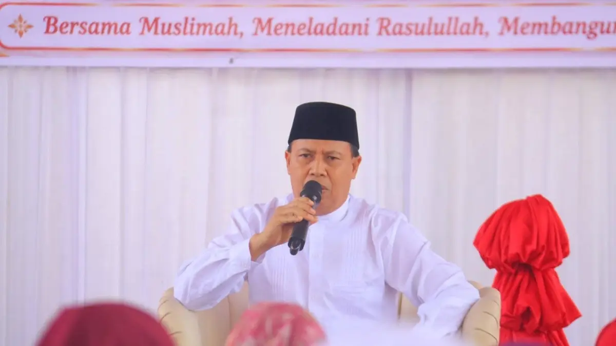 Wakil Bupati Seruyan H. Supian, S.Ag. saat memberikan tausyiah dalam peringatan Maulid Nabi Muhammad SAW yang digelar GOW Kabupaten Seruyan di Lapangan Tenis Indoor, Selasa (25/8). (Rifani/Radar Sampit)